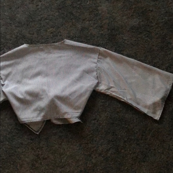 🆕 🔹 Stripe Poplin Bell Sleeve Wrap Top🔹 - Picture 3 of 4